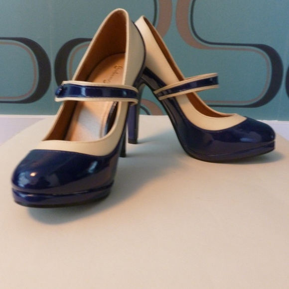 Pin-up girl Mary Janes in navy and cream - Picture 4 of 5